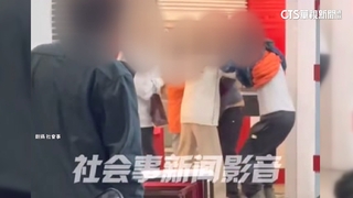 2男為攤位裝修互毆　1人推倒警用機車送辦