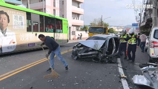 台中轎車過彎失控！　逆撞公車波及騎士害2傷