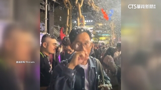 高雄百貨公司「下雪了」！　民眾瞬成「白頭」嗨翻