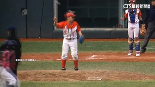 少棒傳球誤砸投手頭部　意外完成「間接傳球」美技