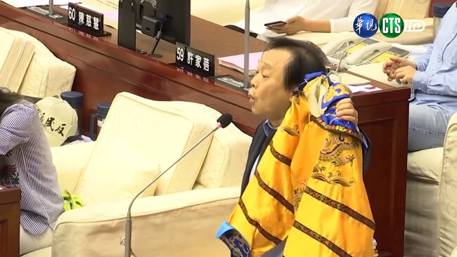 柯文哲電腦檔名用「朕」　 王世堅憶曾送龍袍：不勝唏噓 | 華視新聞