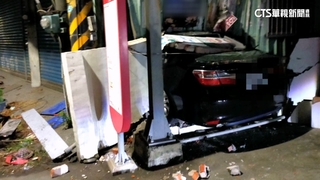 屏東東港轎車自撞　疑駕駛恍神撞破鐵皮衝進屋內
