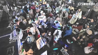 柯文哲遭起訴！　小草聚集北院外聲援　警4度舉牌