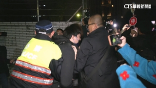 小草集結400人北院外聲援　警架拒馬圍人牆防衝撞