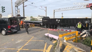 騎士疑闖平交道遭撞亡　事故致道路封閉.列車誤點
