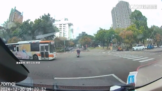 台中公車闖紅燈險撞騎士　司機稱「未注意號誌」遭記過