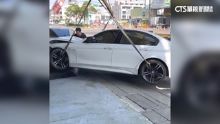 疑為閃左轉機車！　汽車跨安全島撞路旁車　險波及騎士