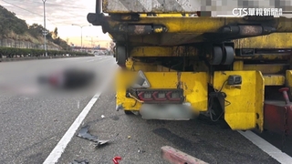 國道拖吊車併排違停　男大生疑逆光追撞頭重創亡