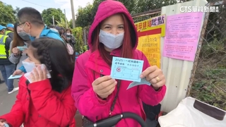 3千信徒卡位頂寒風搶蛇年錢母　　擠爆紫南宮