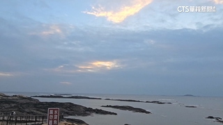 民眾金門頂寒風追曙光　雲層厚追嘸難掩失落