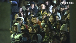 致敬「愛情萬歲」　千人聚大安森林公園「邊哭邊跨年」