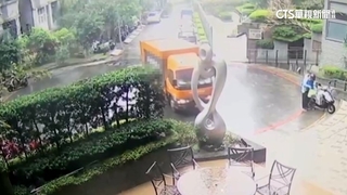 貨車停斜坡沒拉手煞往後滑　駕駛遭拖輾10公尺