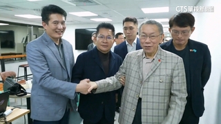 柯文哲哽咽宣布辭黨主席　黨幹部泣不成聲　矢板明夫批：並非是功成身退