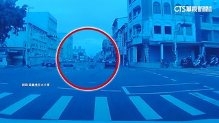 砰！闖紅燈遭撞　機車騎士騰空翻轉重摔在地