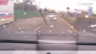 砰！轎車蛇行自撞分隔島未停　再追撞貨車釀傷
