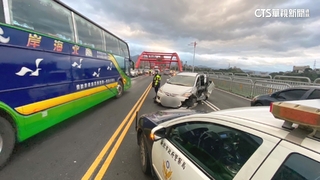 「換車道」不慎4車連環撞3傷　關渡大橋上班時間塞爆