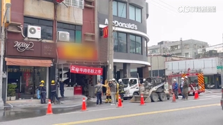 施工挖破管線！高雄鳳山「瓦斯外洩」　消防緊急灑水