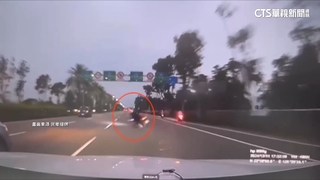 騎士突偏離車道「被後車撞上」　害摔3米高引道