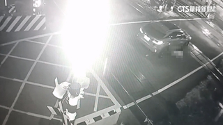 婦過平交道遭駕駛撞倒輾壓　保全機警救人