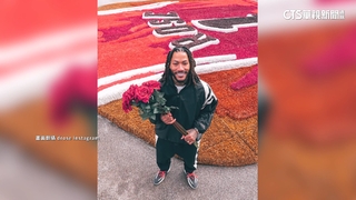 「飆風玫瑰」快閃賣玫瑰　死忠球迷熱情排長隊