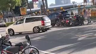 為撿水瓶誤踩油門　桃園婦暴衝連撞11車還肇逃