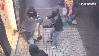 黑吃黑！　詐團車手面交135萬　遭持棒噴辣椒水行搶