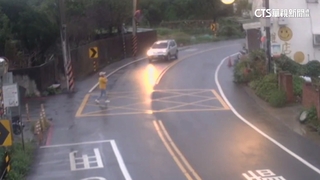 婦清晨過馬路遭撞飛　居民：路段常車禍.應裝紅綠燈
