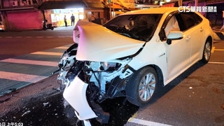 自撞車頭毀還對警咆哮　駕駛酒測值0.99遭送辦