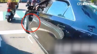 以為沒人知？駕駛從車窗丟垃圾　騎士目睹丟回：還你