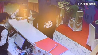 烤鴨名店員工踩腳打鬧爆衝突　警勸阻.雙方互告