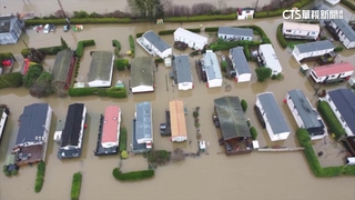 英大雪+暴雨　150地區淹水警報　居民滑水苦中作樂
