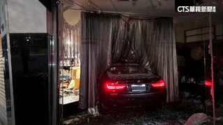 撞翻貨車衝進婚紗店　17歲男稱「車我開的」