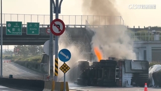 國道大貨車翻覆起火　載運「3千顆磷酸鋰鐵電池」