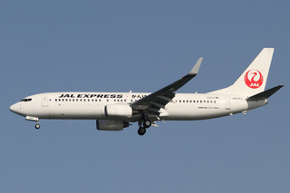 日航客機飛抵羽田「降落時爆胎」　所幸機上65人均安