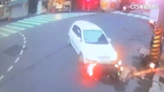 未禮讓直行車撞飛騎士　目擊者：女駕駛叫男友快走