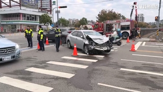 遭闖紅燈轎車猛撞　姊弟連人帶車墜橋1死1傷