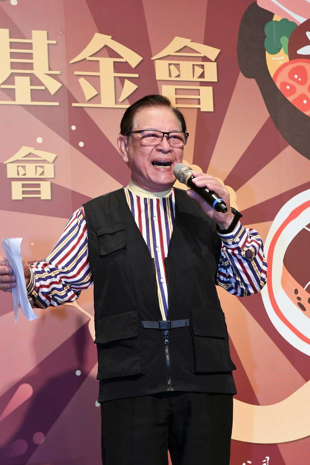 主持人章永華活動開場表演。