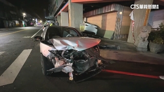 台中清晨車禍！　2車擦撞「衝騎樓」　駕駛一度受困