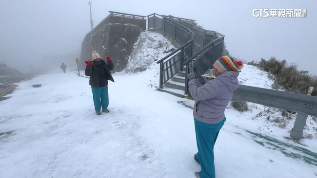 凍呆也美呆！　合歡山降雪　積雪3公分美如童話冰雪世界 | 華視新聞