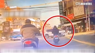 碰！休旅車疑左轉搶快擦撞行人　影片獨家曝光