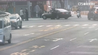 處理路口車禍　高雄警疏導交通險遭撞驚險閃過