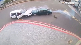 新竹車站前圓環逆向車禍　車尾冒煙嚇壞乘客