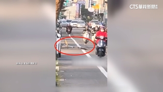 直擊測速取締勤務不見警　分局：同仁上前扶正告示牌