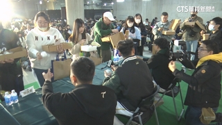 台鋼雄鷹回饋球迷　球星造訪大巨蛋辦簽名會