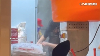 離譜！　豆漿店員工廚房叼菸　業者：已嚴格懲處