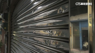 出租車遭扣牌「賠償談不攏」　男撂人狂砸民宅鐵門