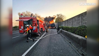 國1新營段大貨車突起火竄濃煙　駕駛急逃生