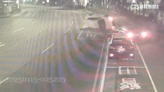 派出所前休旅撞警車翻覆　車藏「喪屍煙彈」自投羅網