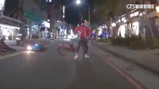 橫切害騎士慘摔　婦牽車想走「正義哥」急攔