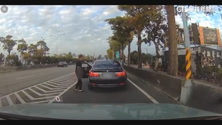 超危險！　堵住匝道亮棍叫囂　「手剎沒拉」車倒退嚕